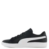 Championes urbanos Puma modelo Smash V2, color negro con la característica franja lateral en blanco. Presentan cierre con cordones, suela de goma blanca y logo de la marca en la lengüeta y el lateral.