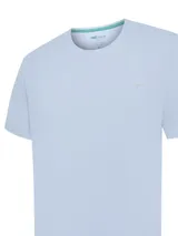 Remera de cuello redondo y manga corta, confeccionada en algodón orgánico. Presenta un diseño liso en color celeste claro con el logo de la marca bordado en el pecho.