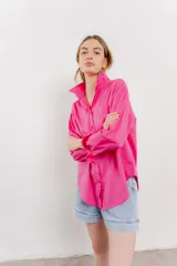Camisa fucsia de algodón, corte clásico, manga larga y cierre con botones.