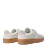 Championes urbanos de diseño clásico con paneles de cuero sintético blanco y detalles en gamuza beige en la puntera y el talón. Presentan una suela de goma color caramelo y cierre mediante cordones al tono.
