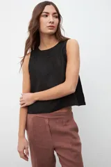 Top sin mangas color negro, de corte recto y holgado, con escote redondo.