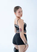 Microshort deportivo de tiro medio, color negro, con ajuste ceñido y diseño minimalista.