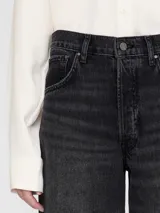 Jean gris oscuro de corte amplio con piernas anchas y cintura alta. Diseño de 5 bolsillos, trabillas y cierre de cremallera.