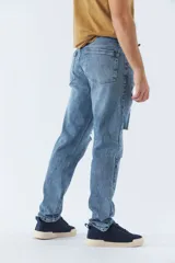 Pantalón de jean de hombre, corte slim cropped, con bolsillos y cremallera.