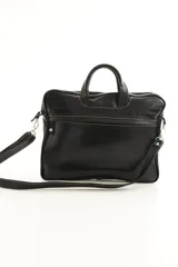Portafolio de cuero vacuno color negro, con diseño estructurado, doble asa superior y correa desmontable para el hombro. Presenta detalles de costuras pespunteadas a contratono y sección superior con textura símil cocodrilo.