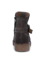 Botines Hush Puppies modelo Galla, confeccionados en descarne gris con suela de goma texturizada, punta redonda y detalle de tira con hebilla lateral.
