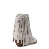 Botas estilo texano de cuero color blanco, con diseño de caña corta y flecos largos decorativos sujetos por remaches metálicos. Presentan punta cuadrada y taco bajo de madera.