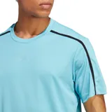 Remera de entrenamiento Adidas color celeste con cuello redondo y mangas cortas. Presenta las tres tiras características de la marca en color negro sobre los hombros y el logo estampado en blanco en el pecho.