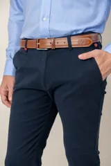 Pantalón de algodón twill con corte slim fit, color beige, de diseño clásico con bolsillos laterales y traseros.