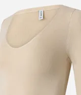Suéter de punto ajustado al cuerpo, color beige, con escote en V y mangas largas.