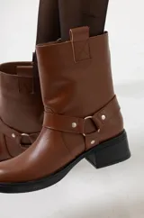 Botas cortas de cuero color chocolate, con hebillas decorativas y taco cuadrado bajo.