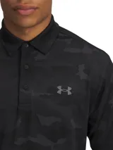 Chomba de golf Under Armour Playoff Polo 3.0 negra con estampado camuflado y logo en el pecho. Diseñada para ser transpirable, elástica y con un ajuste mejorado.