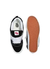 Championes Vans Knu Skool de diseño abullonado, color negro con la clásica franja lateral Sidestripe en blanco y plateado, suela chunky blanca y cordones anchos.