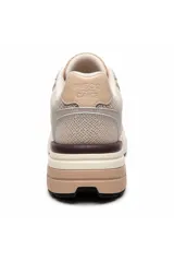 Zapatilla urbana York con diseño chunky, combinada en tonos beige, tostado y detalles en negro y gris. Confeccionada con paneles de malla transpirable y superposiciones sintéticas, cuenta con suela gruesa amortiguada y cordones tono sobre tono.