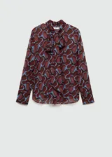 Camisa de manga larga con estampado abstracto en tonos borgoña y celeste. Tiene cuello redondo con lazo y cierre frontal con botones.
