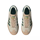 Championes Adidas modelo Gazelle Bold con diseño de plataforma apilada en color caramelo. Confeccionados en gamuza color crema con las icónicas tres tiras laterales y refuerzo en el talón en color verde oscuro.