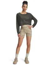 Remera de manga larga color verde militar, corte cropped y estampa frontal con el logo de Project Rock y la frase "Iron Paradise".