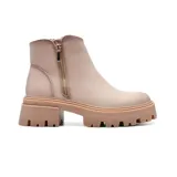 Botín de caña baja color blanco hueso, con cierre lateral dorado y suela track.