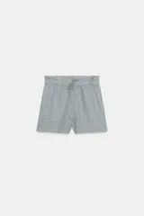 Shorts de tiro medio confeccionados en 100% lino, con cintura elástica ajustable mediante cordones y bolsillos delanteros.