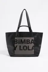 Bolso tipo tote de Bimba y Lola en color negro con acabado brillante. Presenta un diseño estructurado con doble asa de hombro y un estampado frontal con el logo de la marca en un recuadro central.