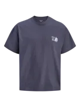 Remera gris oscuro de manga corta y cuello redondo, con corte holgado y pequeño estampado en el pecho.
