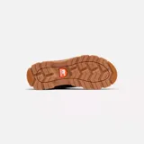 Bota de invierno Sorel modelo Tivoli V, confeccionada en gamuza impermeable color curry con refuerzos de goma negra en la base y el talón. Presenta interior forrado en piel sintética, cierre con cordones y suela de goma dentada color marrón.