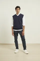 Chaleco de punto negro con cuello en V y ribete en el bajo.