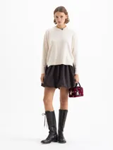 Sweater rojo de largo hasta la cadera, con mangas largas y tejido en mezcla de lana merino y algodón. De silueta holgada y cuello redondo.