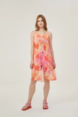 Musculosa con estampado abstracto en tonos naranja y rosa, con breteles finos y escote en V con lazo ajustable.