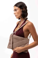 Cartera tipo sobre de cuero gamuza color negro, con diseño versátil que permite cuatro formas de uso: como sobre, colgado a la muñeca, al hombro o como bandolera. Incluye correa larga extraíble y correa corta para la muñeca.