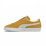 Championes Puma Suede Classic color mostaza con franja lateral blanca y suela blanca.