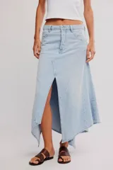 Falda larga de denim en color celeste, de tiro medio y línea A, con tajo frontal, paneles con costura y dobladillo asimétrico en punta.