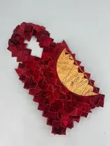 Bolso de gran tamaño confeccionado artesanalmente con técnica de ensamblado de cuadrados de lana merino afiltrada en tonos violeta y gris. Presenta un diseño texturizado y voluminoso, con forro interior de algodón y bolsillo con cierre.