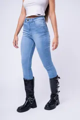 Pantalón de jean tiro alto en color azul claro, con corte ajustado y cierre frontal con botón y cremallera.