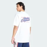 Remera de algodón color blanco con cuello redondo y corte holgado. Presenta un pequeño logo de Adidas Originals estampado en el pecho con tipografía estilo varsity en tonos azul y naranja.