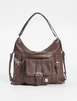 Cartera hobo convertible a mochila, color marrón, confeccionada en cuero sintético. Presenta un diseño con bolsillo frontal con solapa y cierre de hebilla metálica, además de correas ajustables y herrajes plateados.