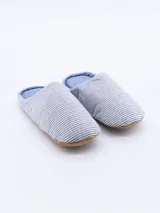 Pantuflas de tela a rayas azules y blancas, con interior celeste y suela marrón.