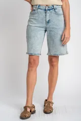 Bermuda de denim de tiro medio en color celeste claro lavado, corte recto y largo midi, con cinco bolsillos y cierre frontal con botón y cremallera.