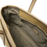 Cartera tipo tote bag de material símil cuero color verde, con textura granulada. Presenta dos asas de mano y una correa larga desmontable y regulable. Cuenta con cierre metálico superior y logo XL aplicado en el frente.