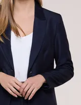 Blazer de sastre entallado color gris claro, con solapa de muesca clásica, cierre frontal de un solo botón y bolsillos frontales de vivo horizontales.
