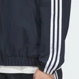 Campera deportiva Adidas Superfire de color negro, con cuello alto, cierre frontal completo y bolsillos laterales. Presenta las clásicas tres tiras blancas en las mangas y el logo del trifolio bordado en el pecho.