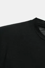 Camiseta de cuello redondo y manga corta con hombreras integradas. Presenta un corte regular fit con bajo recto y tejido fluido de lyocell.