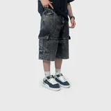 Bermuda tipo cargo de corte baggy confeccionada en denim color negro con efecto acid wash. Presenta bolsillos laterales tipo cargo en las piernas, trabillas para cinto y bolsillos clásicos.