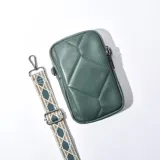 Porta celular verde petróleo con diseño acolchado y correa de tela estampada ajustable.