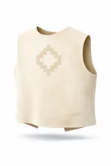 Chaleco de gamuza color beige con diseño de escudo nacional estampado en el frente. Presenta un corte recto y cuello redondo.