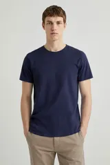Remera de manga corta y cuello redondo color azul marino, de diseño liso y clásico.