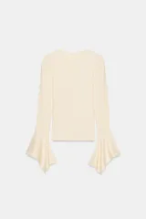 Camiseta de cuello redondo y manga larga, confeccionada en tejido rib con mezcla de lyocell. Presenta un diseño ajustado con mangas terminadas en volantes acampanados.