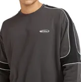 Buzo de cuello redondo Quiksilver, color gris oscuro con detalles de paneles negros en las mangas y líneas blancas de contraste. Presenta un pequeño logo bordado en el pecho.