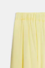 Falda midi de tiro medio, confeccionada en mezcla de lyocell, con cintura elástica fruncida y diseño amplio de corte fluido.