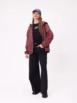 Jean Rusty modelo Zoella de color negro, de tiro medio y corte wide leg.